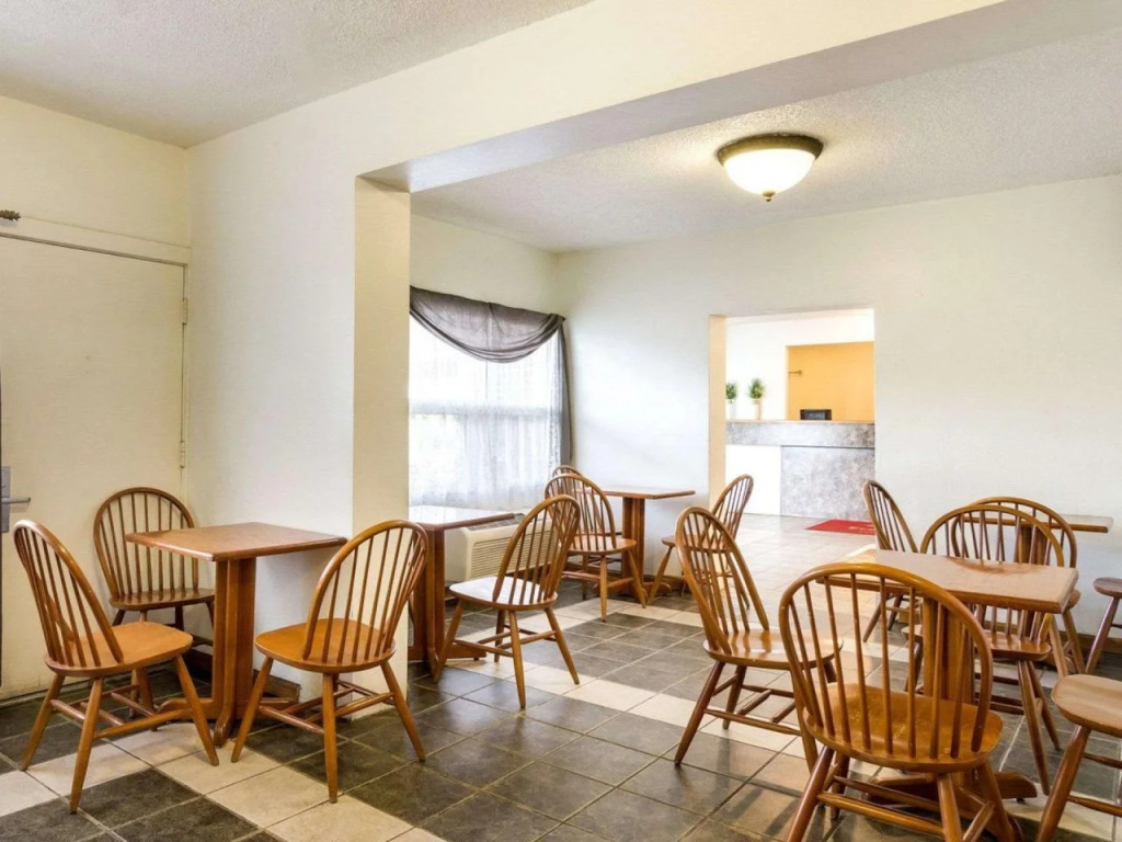 Econo Lodge Topeka Blvd.