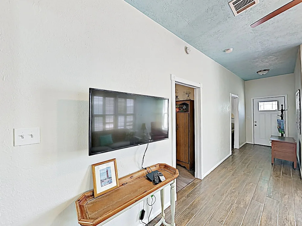 New Listing! Charming By The Beach 2 Bedroom Home