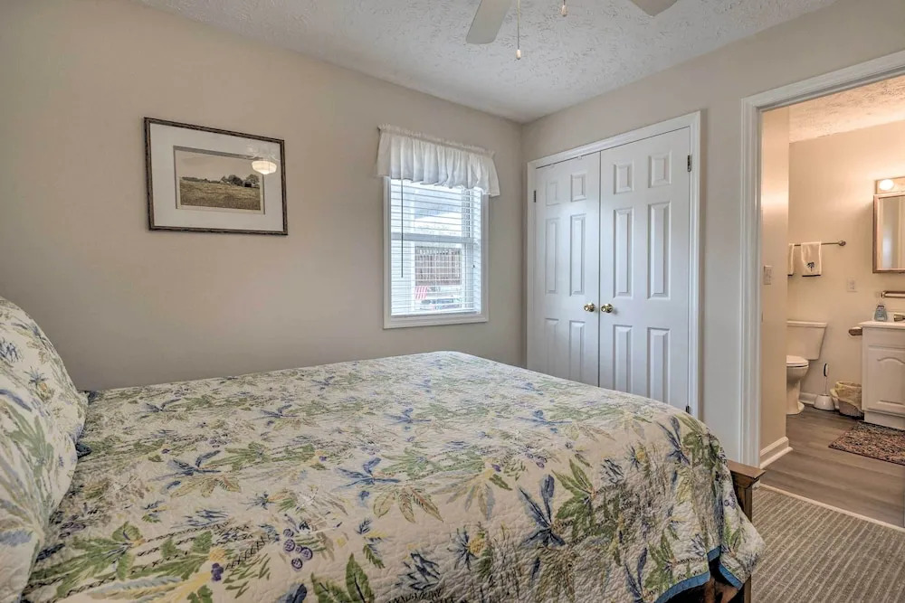 Cozy Oak Island House u003c 1 Mi to Beaches