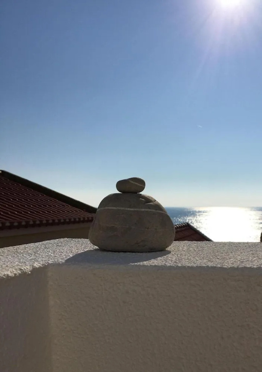 The "house of the Cat That Wanted to be a Fisherman" in Front of the sea