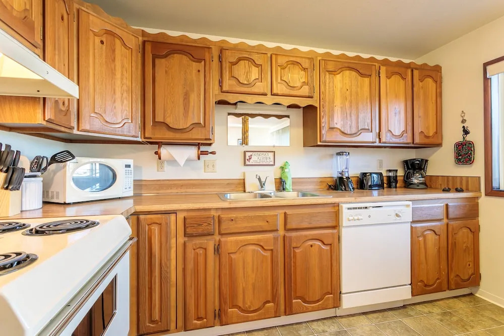 35 SW Hurbert St House - 3 Br home by RedAwning