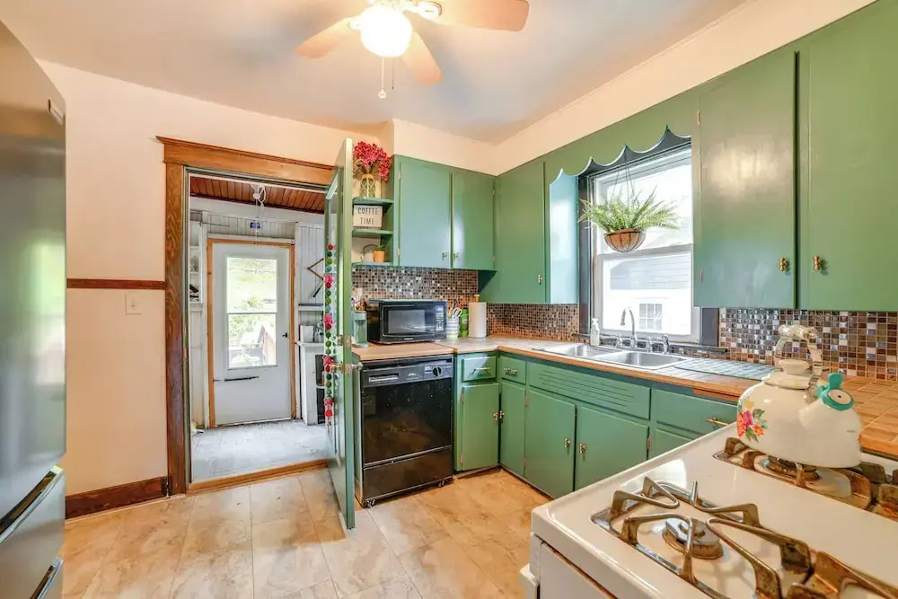 1 Mi to Dtwn Binghamton: Pet-friendly Home w/ Deck
