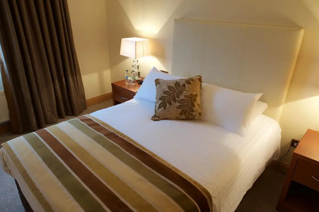 Four Seasons Hotel & Leisure Club