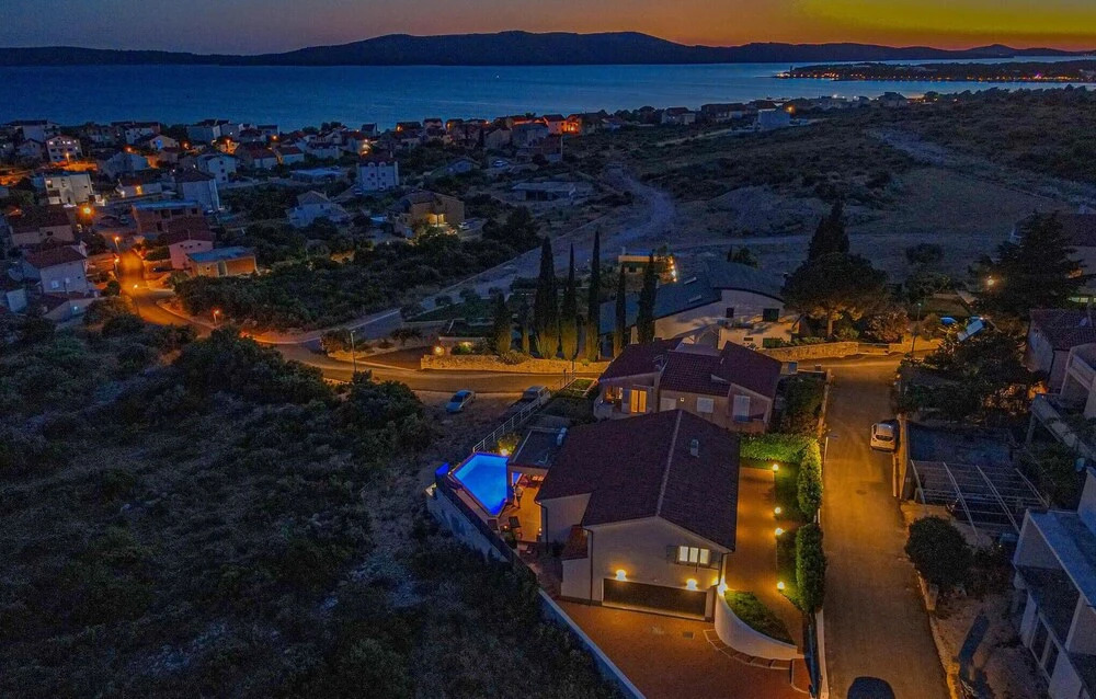 4 Bedroom Stunning Home In Brodarica