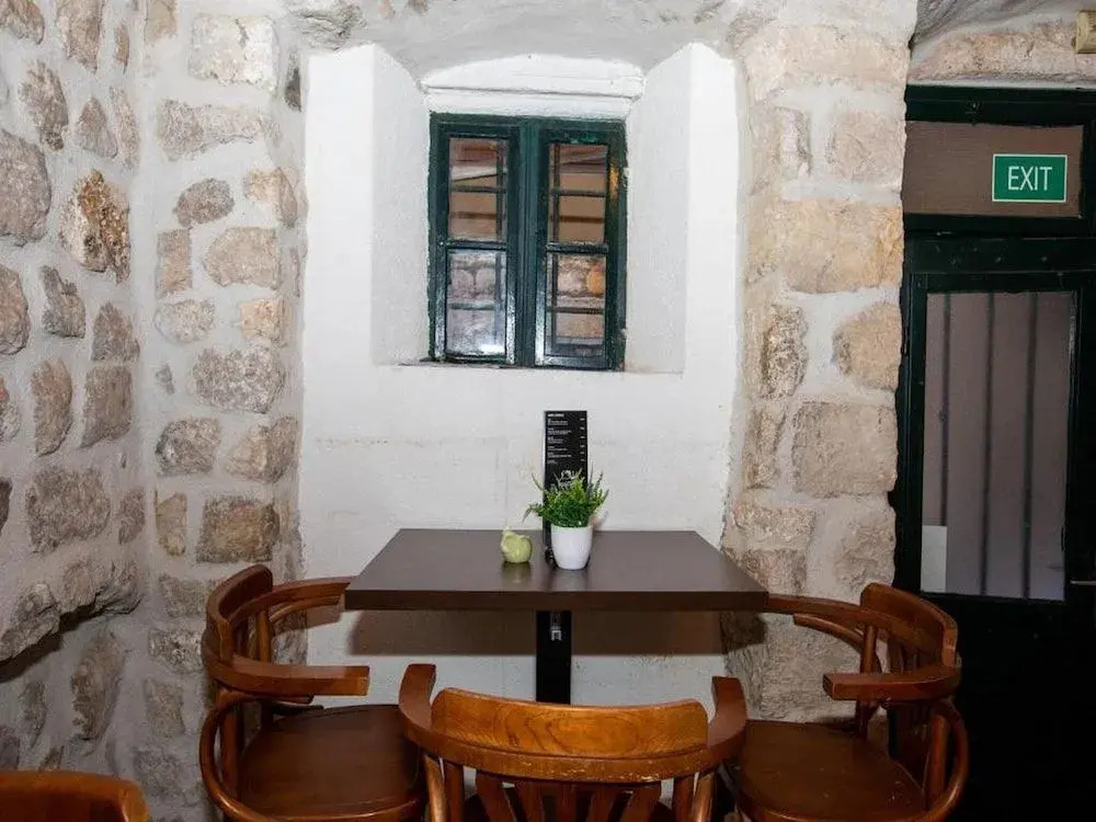 Lav Hostel & Café