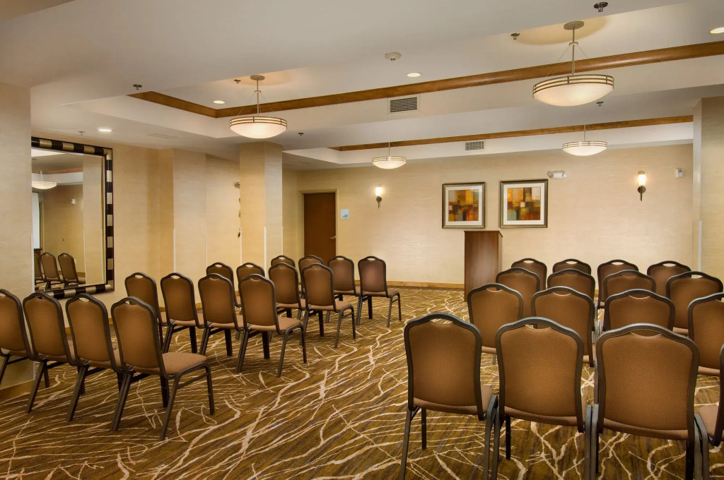 Holiday Inn Express & Suites Alexandria - Fort Belvoir by IHG