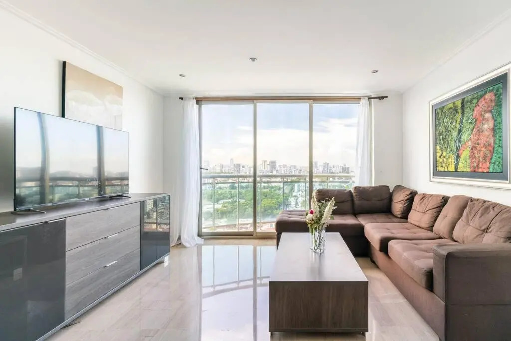 Luxurious 2BDR condo located in Prestigious Tower.