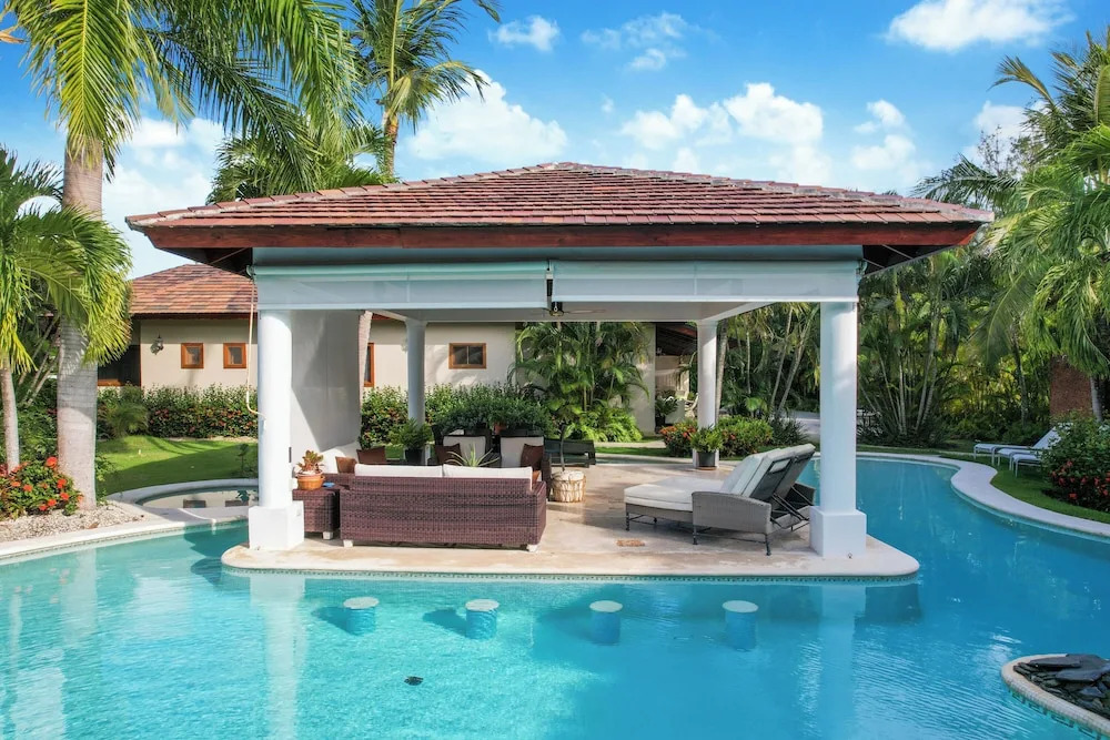 Beautiful Villa with Pool Gym and Maid