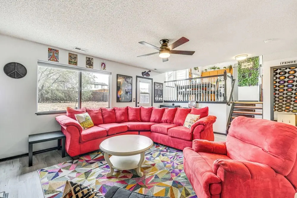 Music themed Fountain Home w Fireplace & Yard