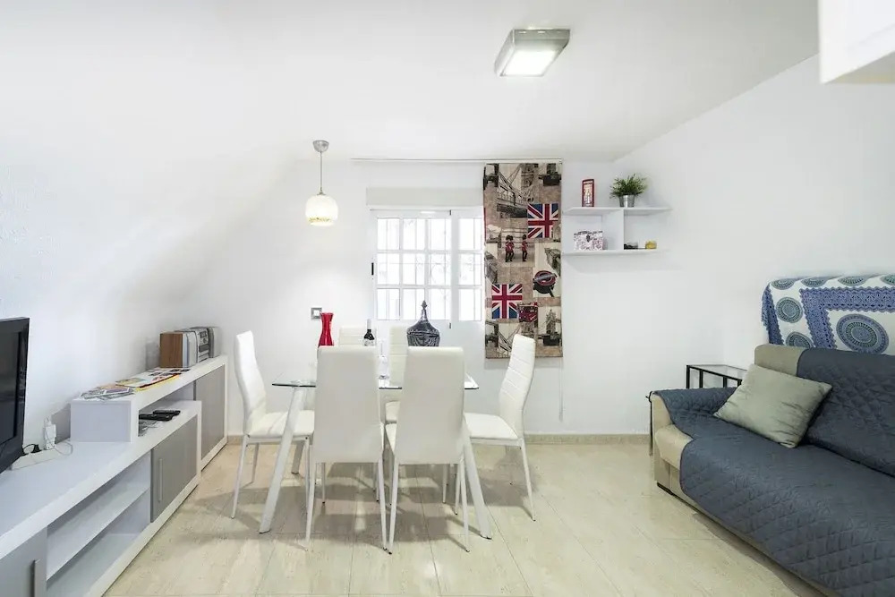 Sunny Coastal Retreat for 4