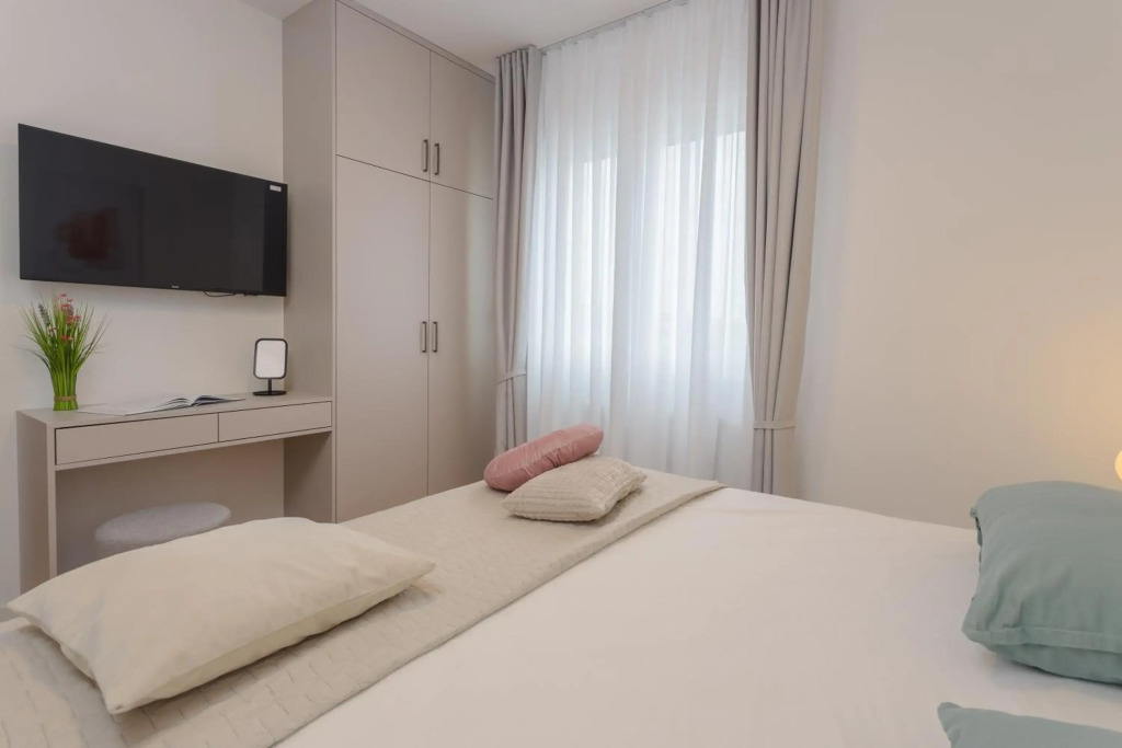 COZY and ELEGANT apartment, 3 premium bedroom with FREE private parking