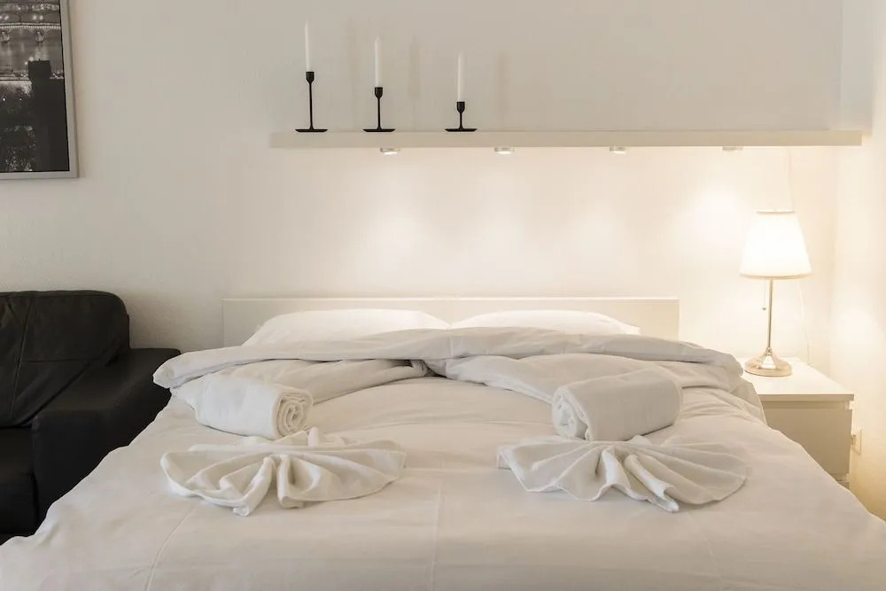 Stunning Modern Apartment with Pocket WiFi