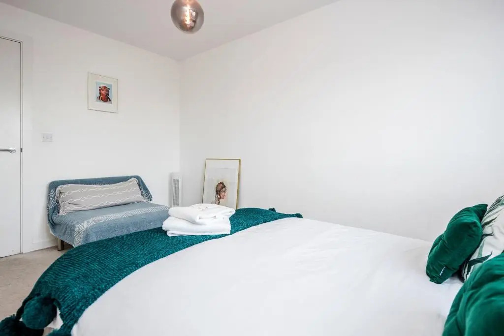 2-bed Apartment Near Basildon Train Station