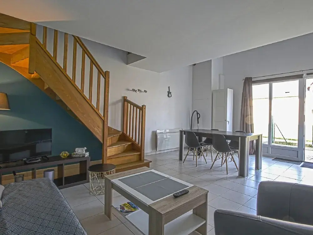 Tasteful Apartment in Comes With Terrace