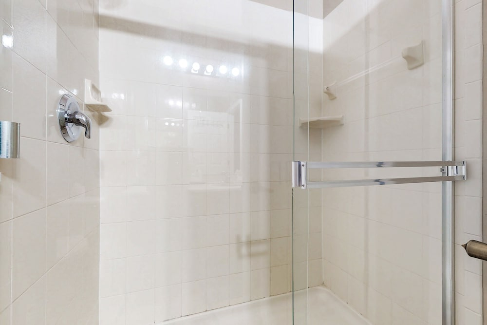 Friendly Condo With Shared Pool and Hot Tub, High-speed Wifi, and Central AC