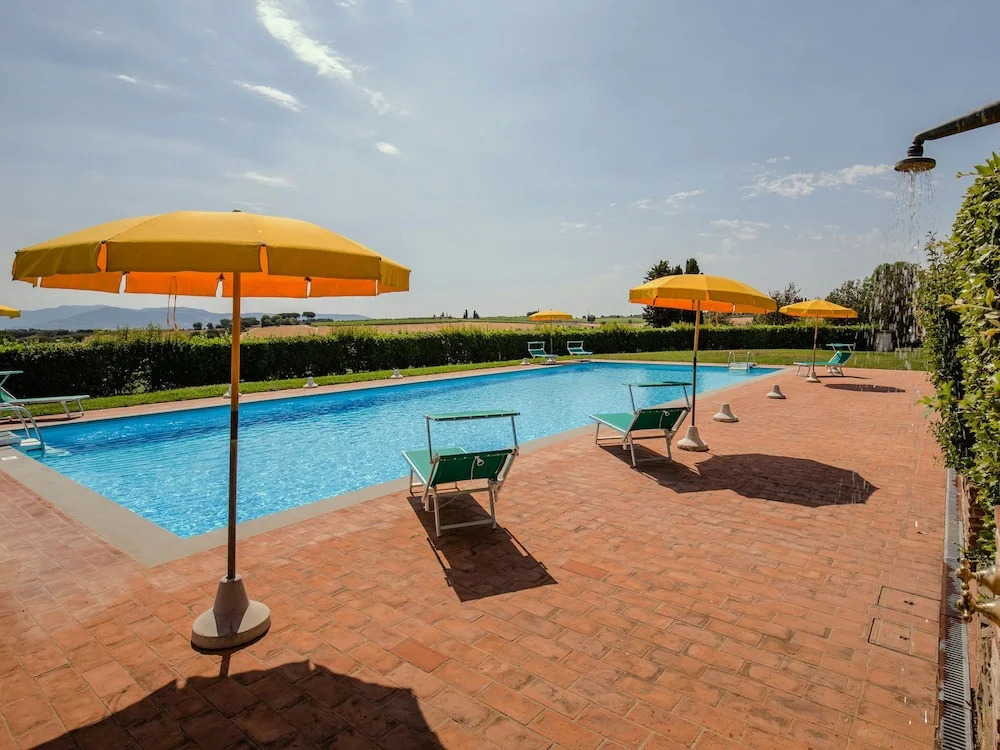 Spacious Villa at Lombriciano with Swimming Pool