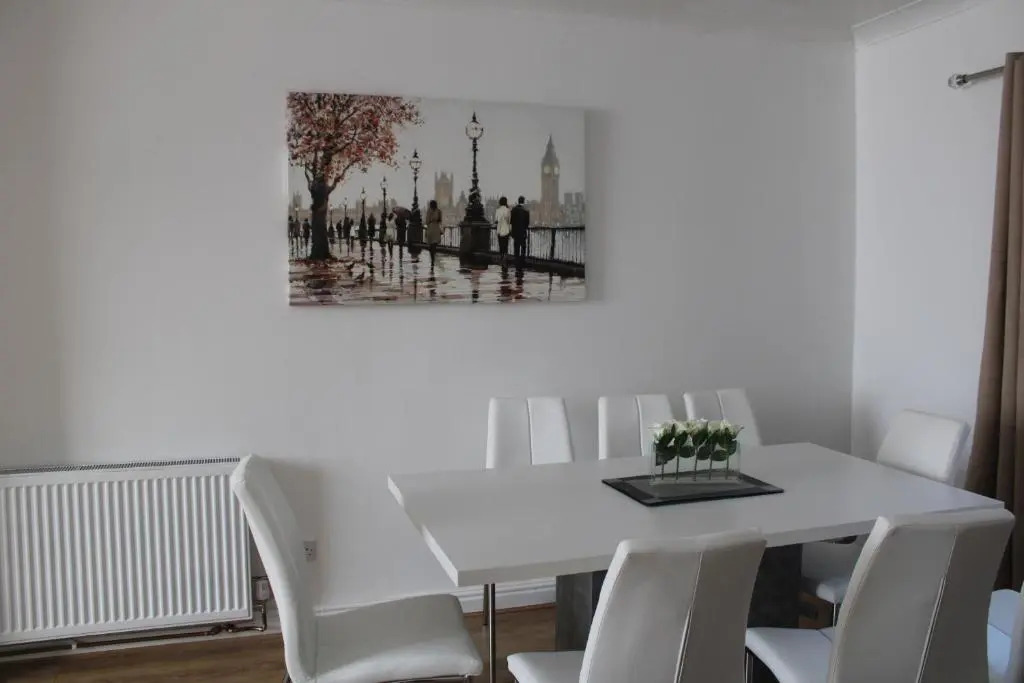 Beautiful 3 bedroom house with parking