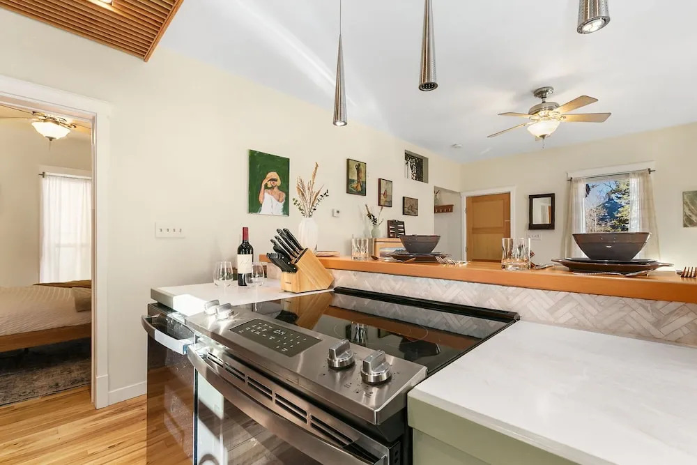Chic Luxury Retreat in Old Town Walk Everywhere!