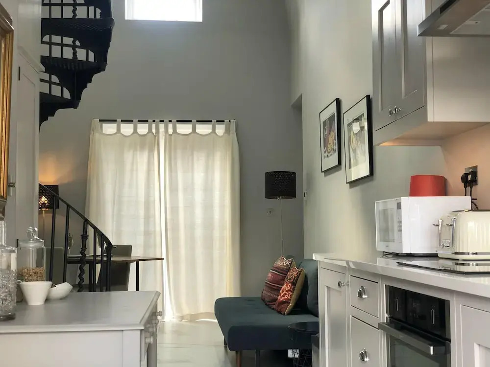 London-apartment-sleeps2-privateentrance