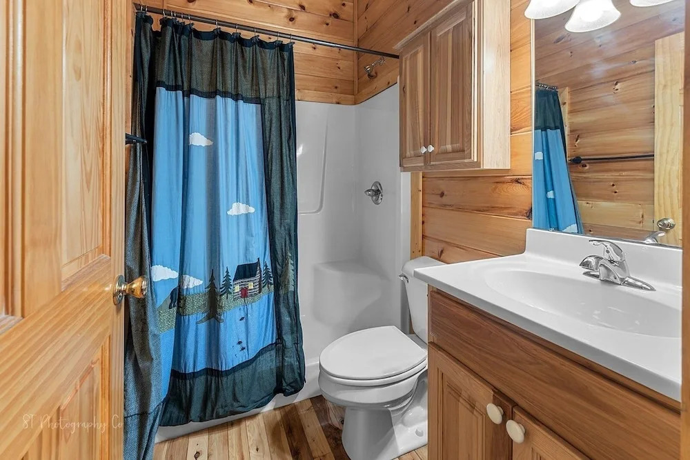 Margaret Hollow 2 Bedroom Cabin by RedAwning