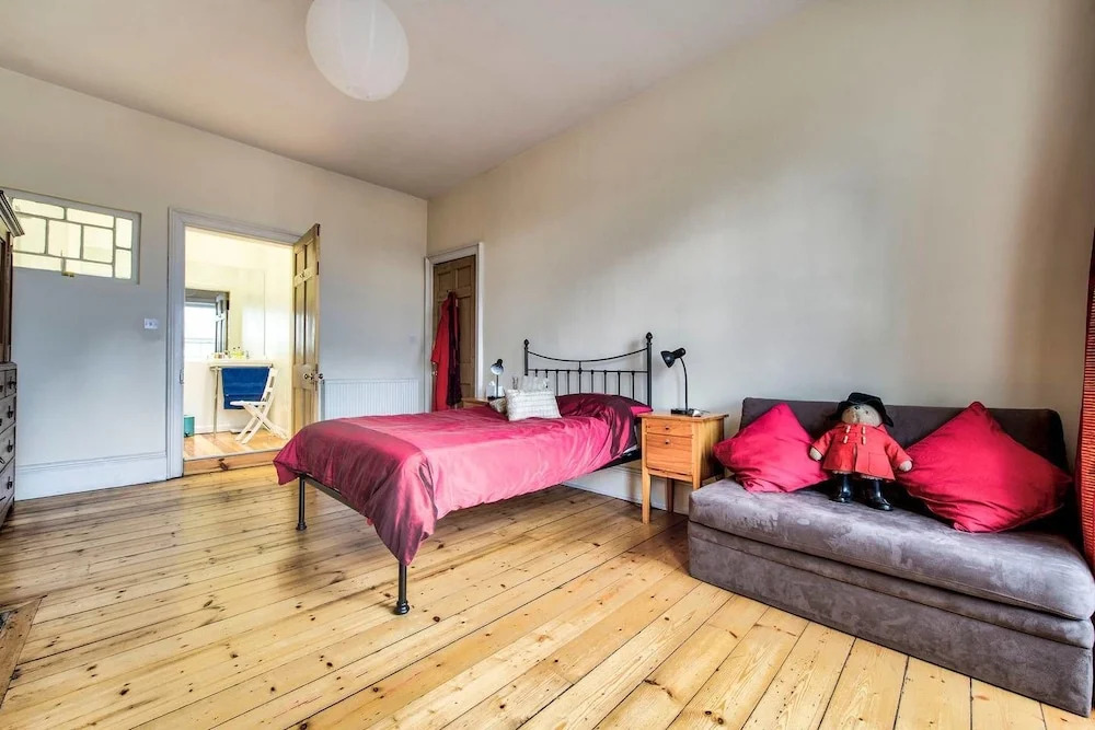 Heart of the City: St Andrew Square 2bed/2bath Apt