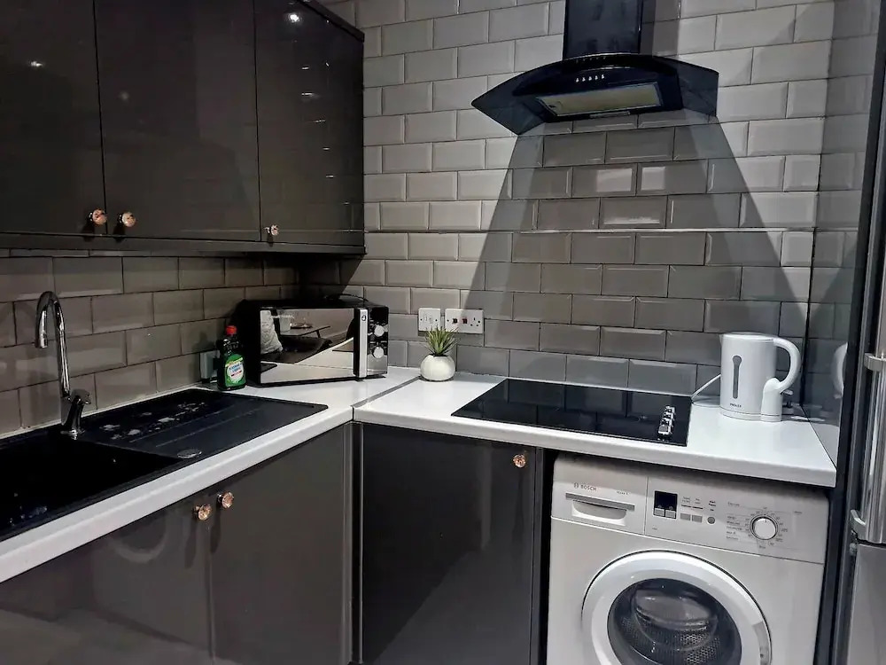 Seaside Escape - Sleeps 4 - Pets Ok - Free Parking