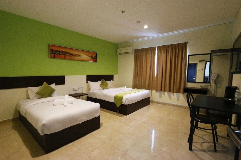 Swing & Pillows - Golden Roof Hotel Falim, Ipoh