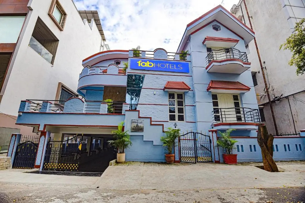 Fabexpress Ravikeerthis Service Apartment