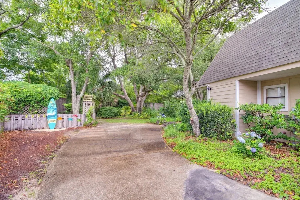5 Mi to Pensacola Beach: Townhome w/ Yard