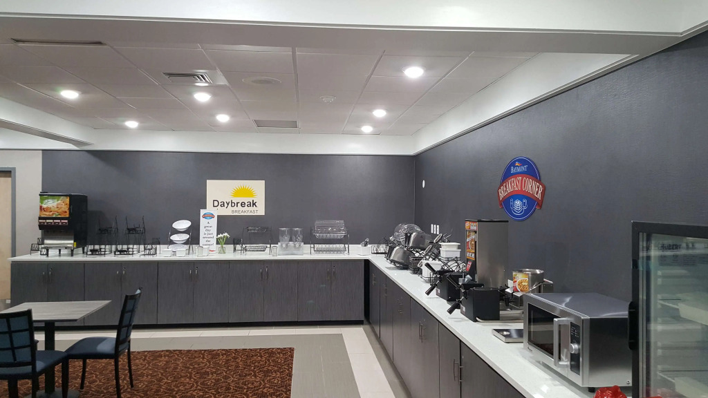 Days Inn & Suites by Wyndham Grand Rapids Near Downtown