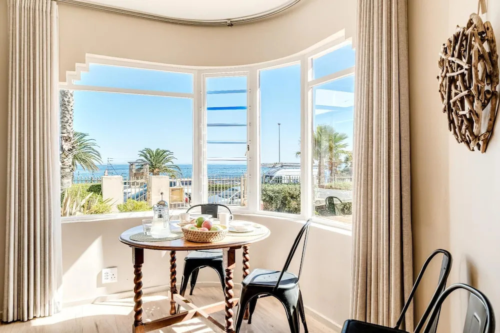 Camps Bay Stylish 2bed by the Tidal Pool Tidescape