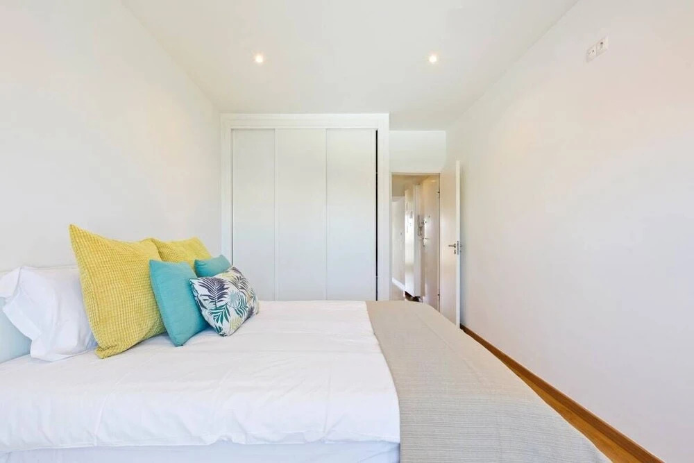 Spacious 1 Bed Apt w/Balcony, Sleeps 3