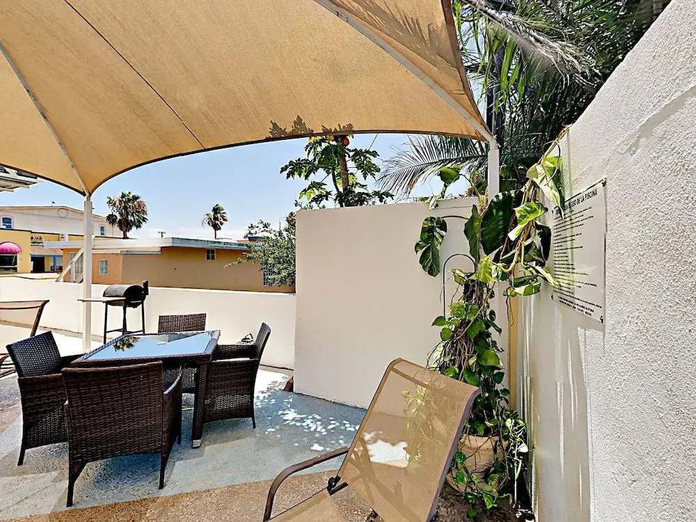 108 E Whiting St House - 2 Br apts by RedAwning