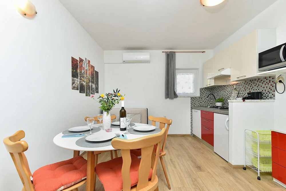Spacious Apartment With Garden