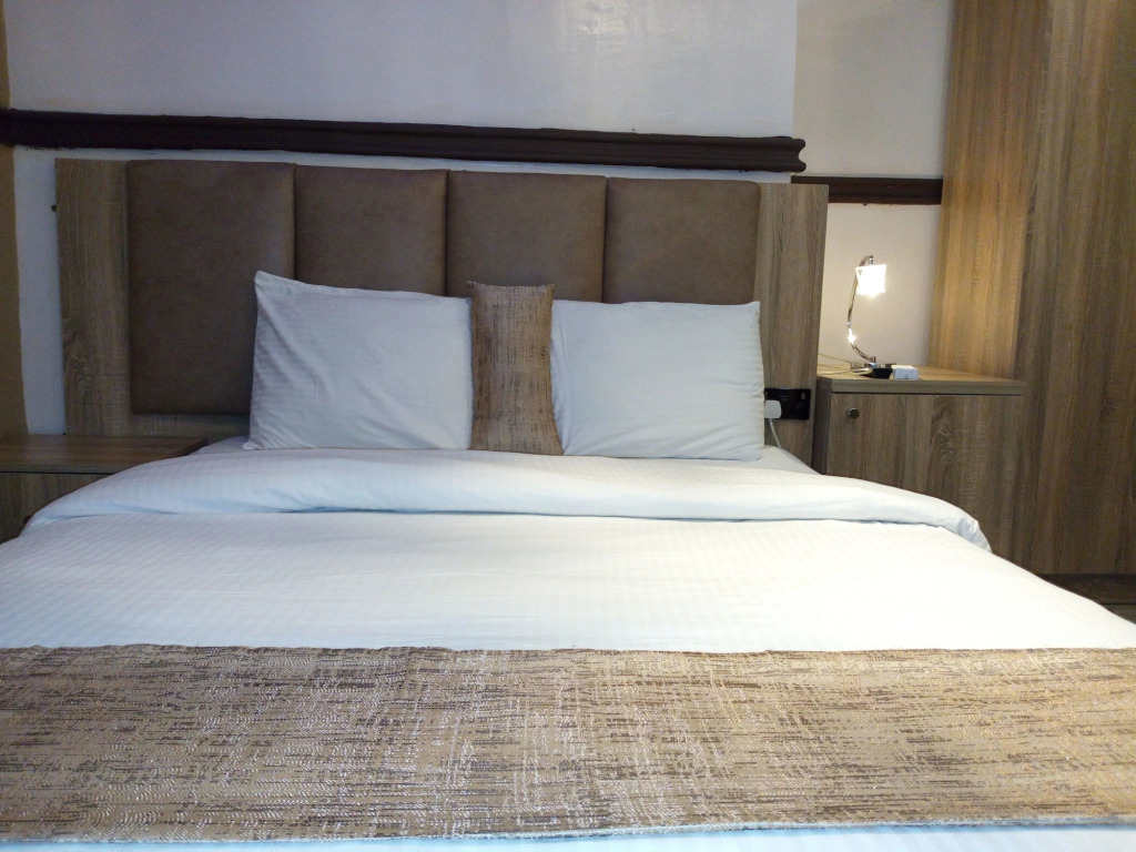 Euro Lounge and Suites