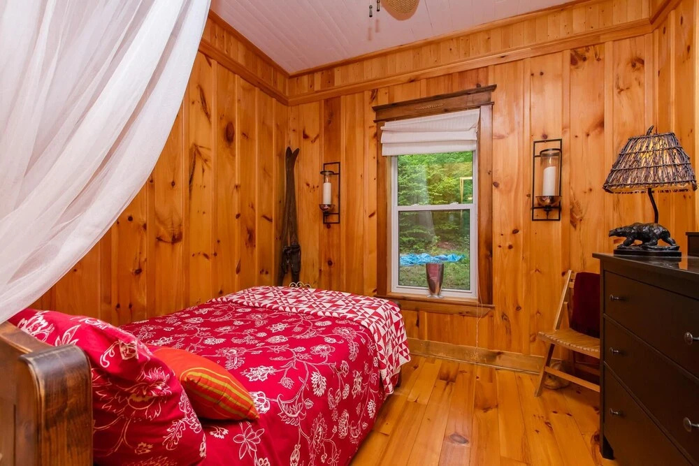 Stornoway is a Gorgeous cottage just 5 ft from White Lake!