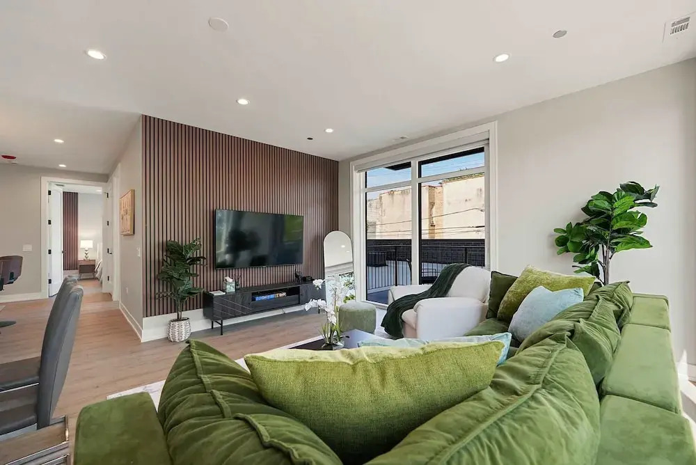 Welcoming Month Long Stays 2BD 2BA With Parking