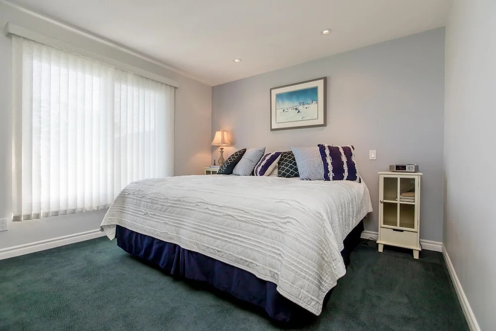 Barefoot Bungalow Gracing the shores of Lake Simcoe, a wonderful family cottage!