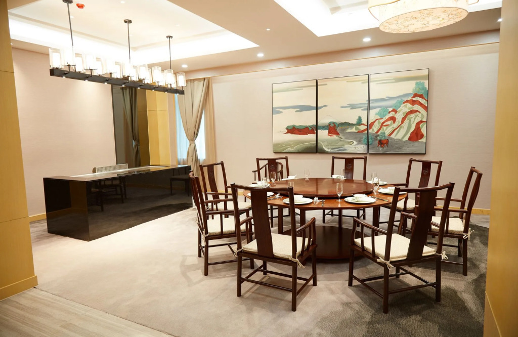 The Thousand Lantern Lake Hotel