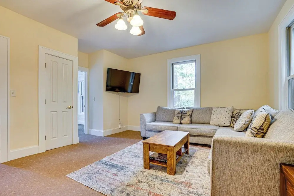 Near Colleges: Pet-friendly Duplex in Northfield!