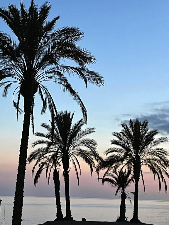 South facing apartment, 7 mins walk from beach