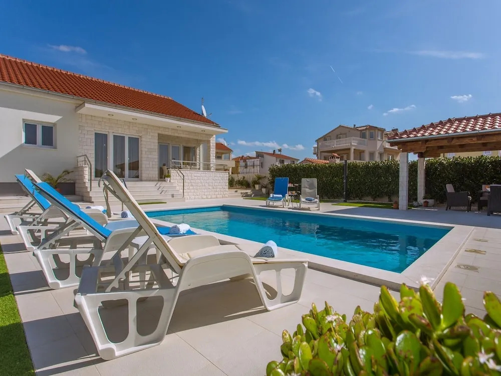 Modern villa with private swimming pool, nice garden with roofed terrace, BBQ