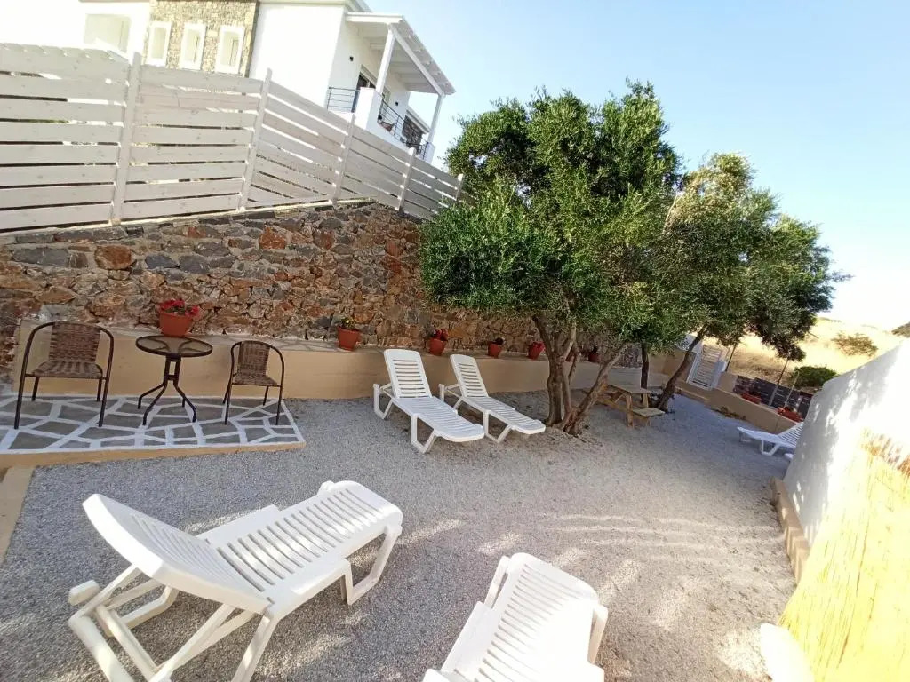 MELINA'S house