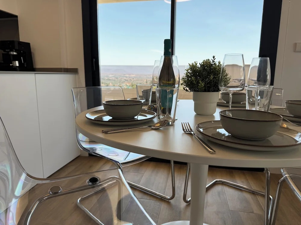 Luxurious 2-bedroom Apartment in Arenals del Sol With Pool and Sea Views