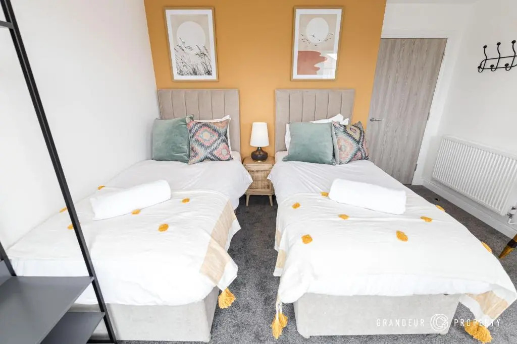 BOURNECOAST - STYLISH FLAT with SEA GLIMPSES - FM8406