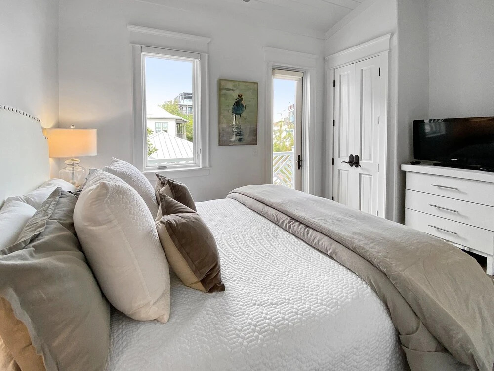 The At Rosemary Carriage House 1 Bedroom Villa by Redawning