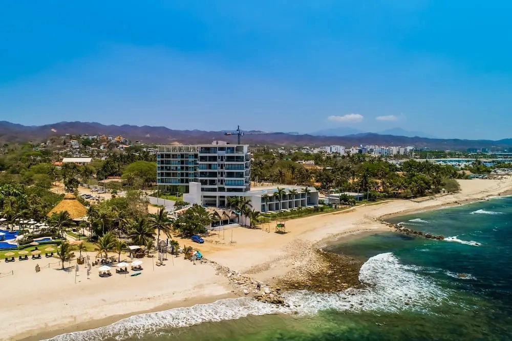 Oceanfront Gem With Bay View Terrace & Direct Sea Access