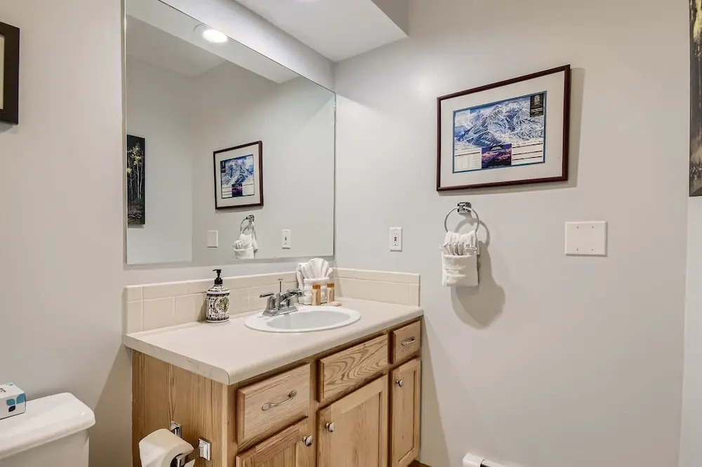 Mountain Getaway! Minutes From Family Fun-come Relax And Have A Blast! 4 Bedroom Home by RedAwning