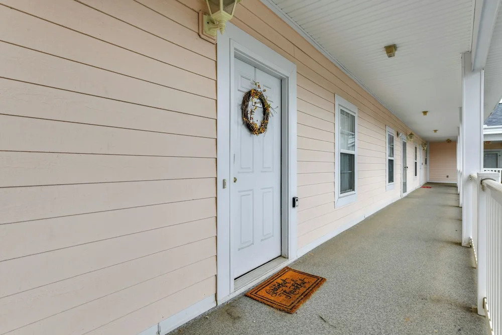 Charming Condo w/ Balcony, 1 Mi to UNC Charlotte!