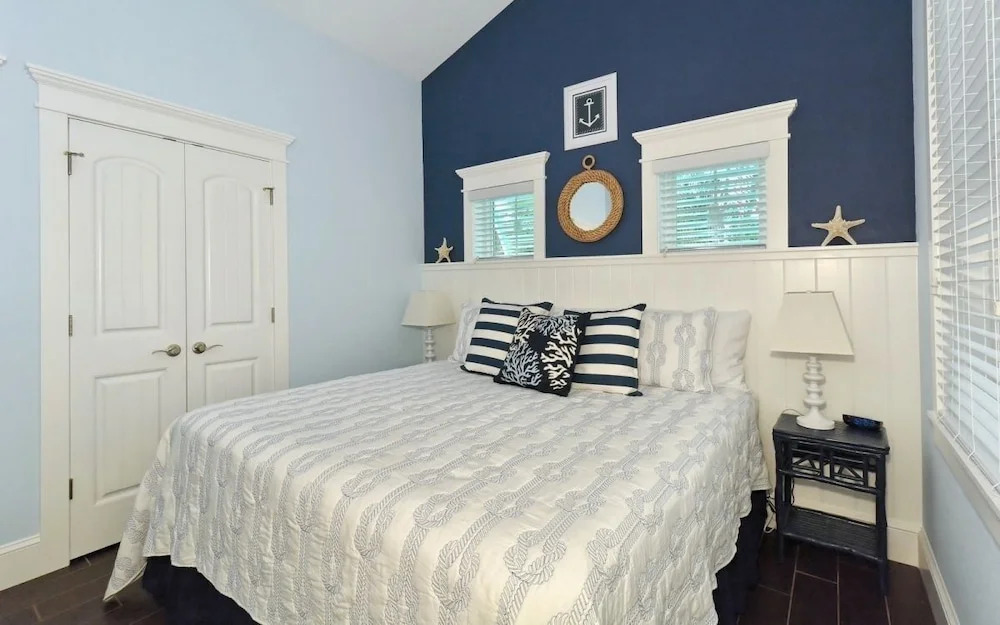 On Turtle Time - Beautifully Updated wHeated Pool Covered Porches Beach Gear Walk to Beach